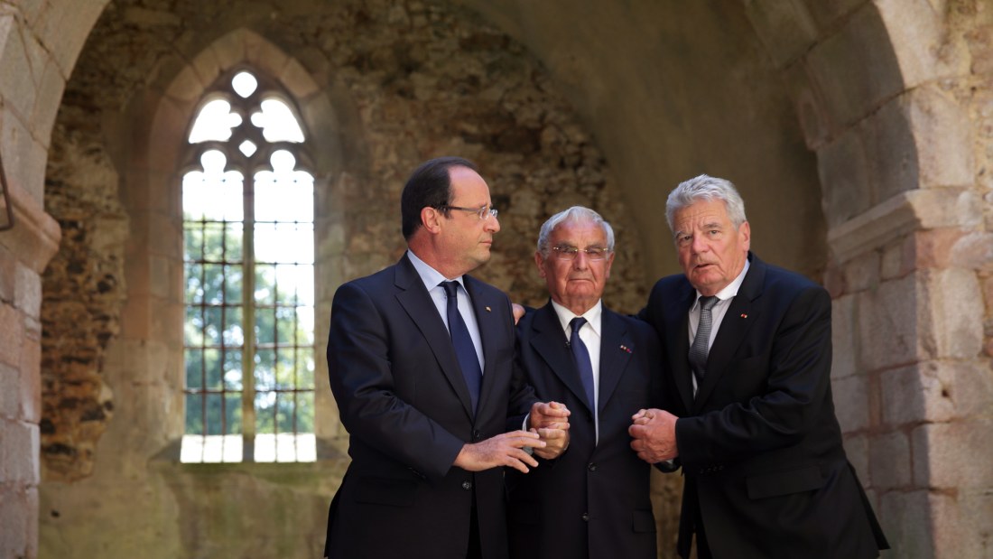 Tysklands och Frankrikes presidenter hand i hand | Utrikes ...