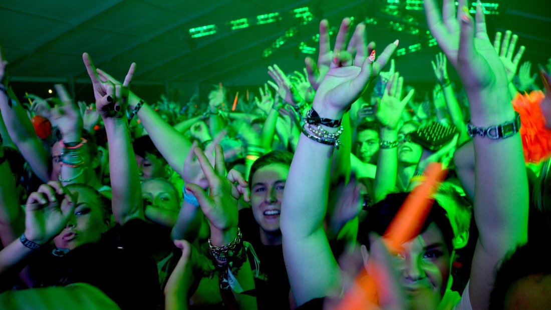 Dejta en Rave Girl
