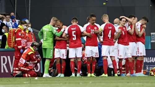 Skrackscener I Finlands Em Premiarmatch Christian Eriksen Ar Vid Medvetande Efter Kollapsen Sport Svenska Yle Fi