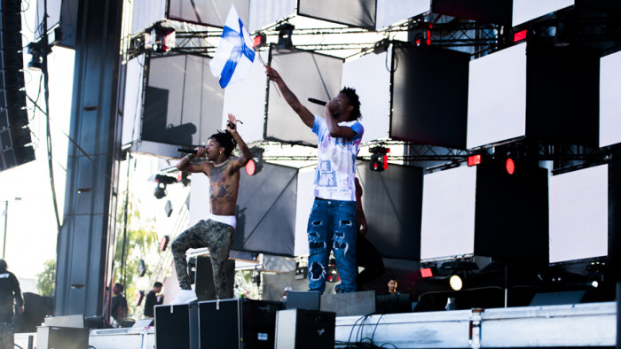 Weekend Festival: Rae Sremmurd viskoi ananaksia yleisöön ja yllytti yleisöä  heittelemään tavaroita ilmaan − vain Mannequin Challenge jäi puuttumaan |  YleX 