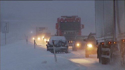 Sno och vind orsakade trafikkaos Sno och vind orsakade trafikkaos