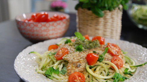 Raakaruokaa: Kesäkurpitsapasta tomaattikastikkeen ja peston kera | Ruoka ja  juoma | Strömsö 