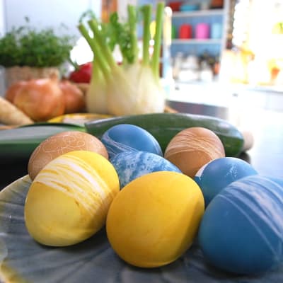 Ägg färgade med naturliga råvaror