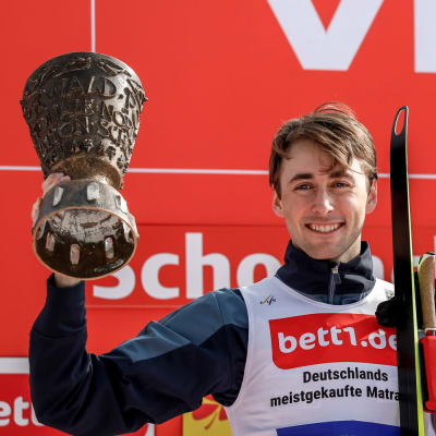 Jarl Magnus Riiber tuuletti Schonachissa maailmancupin kokonaiskilpailun voittoa.