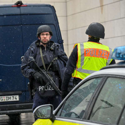 Poliisit eristivät joulutorin Dresdenissä.