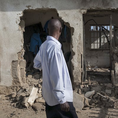 Ruiner efter strider mellan beväpnade män och polis i Saminaka i Nigeria