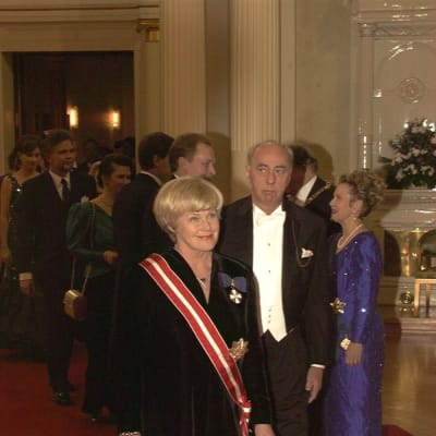 FN:s människorättsobservatör Elisabeth Rehn och hennes man Ove Rehn i slottet 1996.