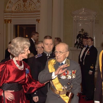 General Adolf Ehrnrooth och hans hustru Karin i presidentens slott 1997.