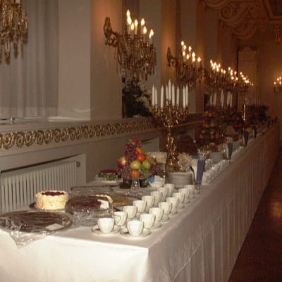 Bordet är dukat för självständighetsfest i presidentens slott. Året är 1998.
