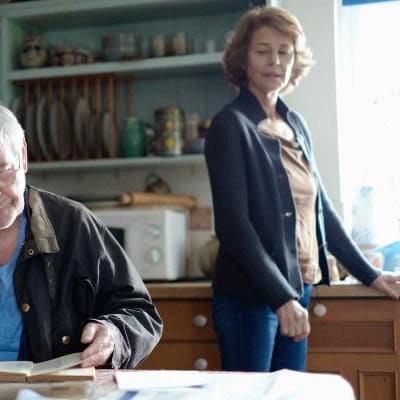 Charlotte Rampling och Sir Tom Courtenay poserar i köket i filmen 45 years