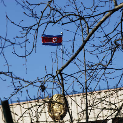 Pohjois-Korean lippu liehui Pohjois-Korean suurlähetystössä Pekingissä, Kiinassa keskiviikkona 6. tammikuuta.