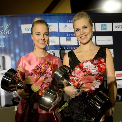 Kiira Korpi ja Minna Kauppi palkintojensa kanssa.
