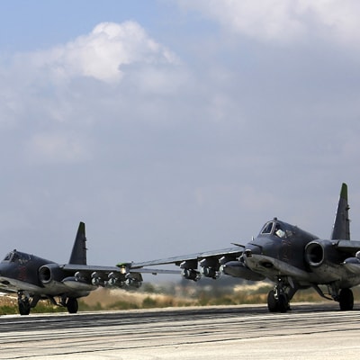 Venäläisiä Su-25 rynnäkkökoneita lähdössä pommituslennolle Hmeiminin tukikohdasta Syyriassa.