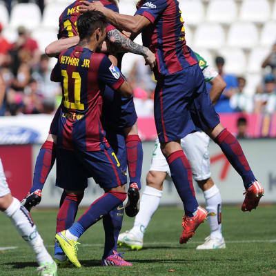 Barcelonan pelaajat juhlivat maalia.
