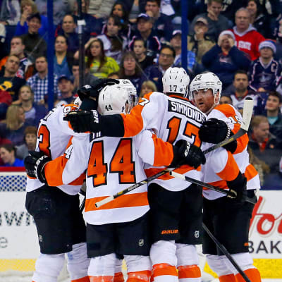 Philadelphia Flyersin pelaajat juhlivat maalia