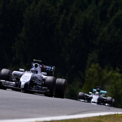 Valtteri Bottas piti Lewis Hamiltonin radalla takanaan.