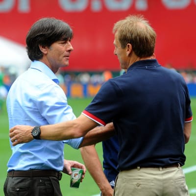 Joachim Löw ja Jürgen Klinsmann kättelevät toisiaan.