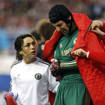 Chelsean maalivahti Petr Cech kävelee pois kentältä loukattuaan olkapäänsä.