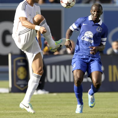 Real Madridin Pepe (vas.) ja Evertonin Arouna Koné (oik.) pelitilanteessa.