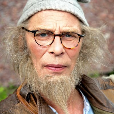 Vesa Vierikko joulukalenteriin liittyvässä rooliasuissaan.