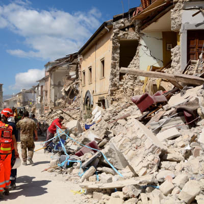 Maanjäristyksen tuhoja Amatricessa.