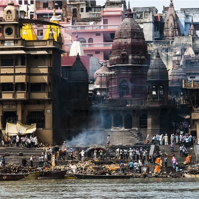 Ganges-joki Varanasin kaupungin kohdalla.