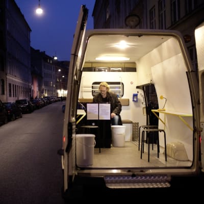 Lääkäri Kasper Iversen on yksi Fixelance-toiminnan vapaaehtoisista. Ensimmäinen vanhaan ambulanssiin rakennettu käyttöhuone otettiin Kööpenhaminassa käyttöön syyskuussa 2011.