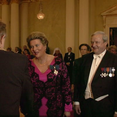 Riksdagens talman Riitta Uosukainen och hennes make Toivo Uosukainen hälsar på president Ahtisaari 1996.