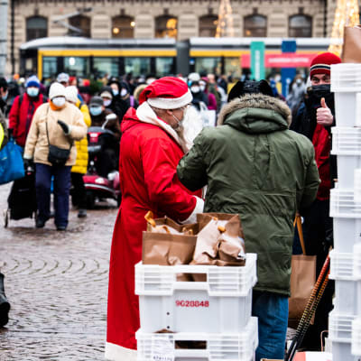 Hurstinapu jakoi joulun ruokakasseja Helsingin Rautatientorilla.