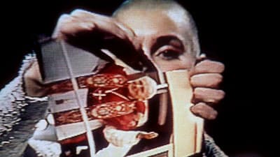 Sinéad O'Conner river en bild av påven i stycken