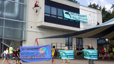Aktivister från Oikeutta eläimille demonstrerar utanför delfinariet i Särkänniemi.