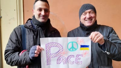 Marco Strona och Gianluigi Farneti på en fredsdemonstration i Fabriano 26 februari 2022