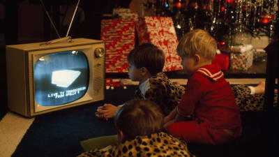 Barn tittar på Apollo 8-sändningen på TV.
