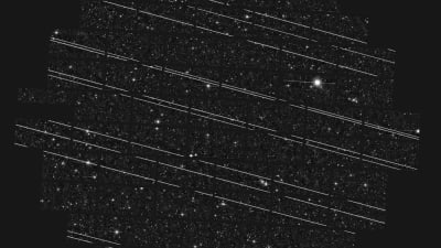 Starlink-satelliten har passerat framför rymdteleskopet och skapat flera streck i bilden.