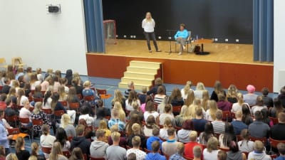 Livia Fränkel, överlevare från koncentrationslägren pratar inför en stor grupp elever vid Vasa övningsskolas gymnasium.