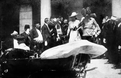 Franz Ferdinand och frun Sopie 5 minuter innan skotten i Sarajevo.