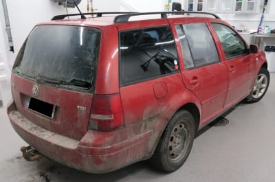 Baksidan och ena långsidan ev en röd bil som polisen hoppas att folk har sett.
