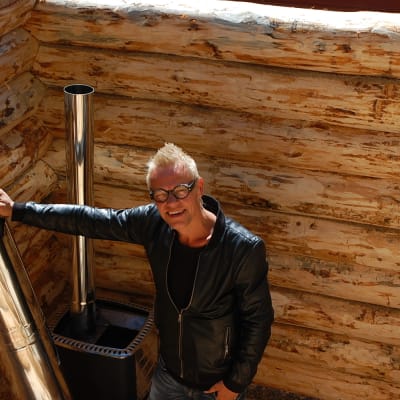 Jim Björni himppua vaille valmiin saunan äärellä. Ei mennyt niinkuin Strömsössä!