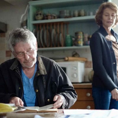 Charlotte Rampling och Sir Tom Courtenay poserar i köket i filmen 45 years