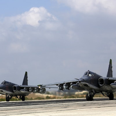 Ryska stridsplan på väg att lyfta  från flygbasen Hmeymim, utanför staden Latakia.