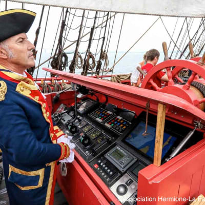 Vanhan 1779 aluksen mallin mukaan rakennetun (1997 - 2014) replica L'Hermione'in kapteeni Yann Cariou Amerikan matkalla 2015.