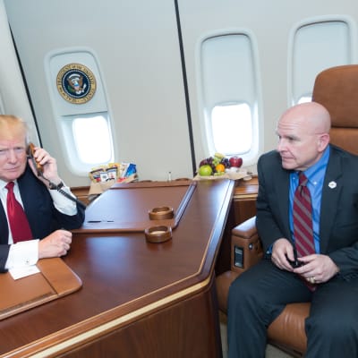 Den amerikanske presidentens säkerhetsrådgivare H.R. McMaster till höger ombord på Air Force One.