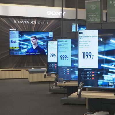 Tv-apparater av olika märken, storlekar och prisklasser, i en elektronikaffär.