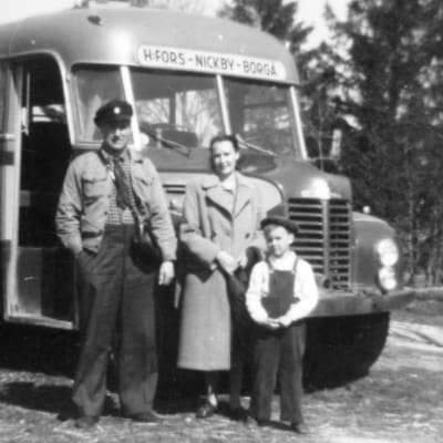 Paul, Ragnhild och Jan-Henrik Andersson framför Runar Kjällmans buss år 1952