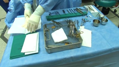 Sjukvårdspersonal och med kirurgiska instrument