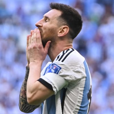 Lionel Messi håller för munnen.