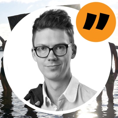 I bakgrunden syns personer som står i havet och håller upp skyltar. I förgrunden grafik där reporter Magnus-Swanljung syns.
