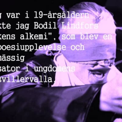 Man som blir matad med lappar framför ögonen i en lek och text om Bodil Lindfors poesi.