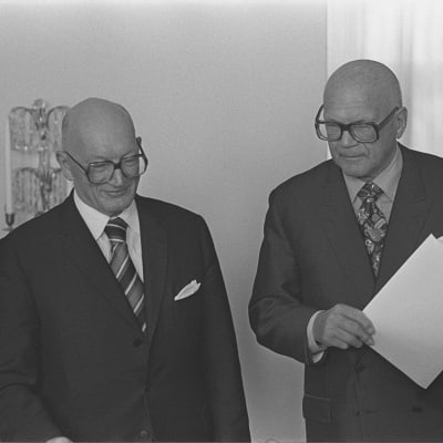 Hallitustunnustelija Martti Miettunen ja presidentti Urho Kekkonen 27.11.1975