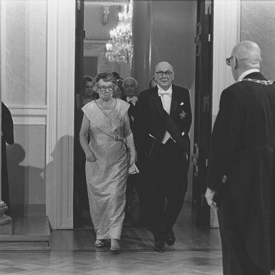 Statsrådet Karl-August Fagerholm och hustru anländer för att hälsa på president Kekkonen i slottet 1977.